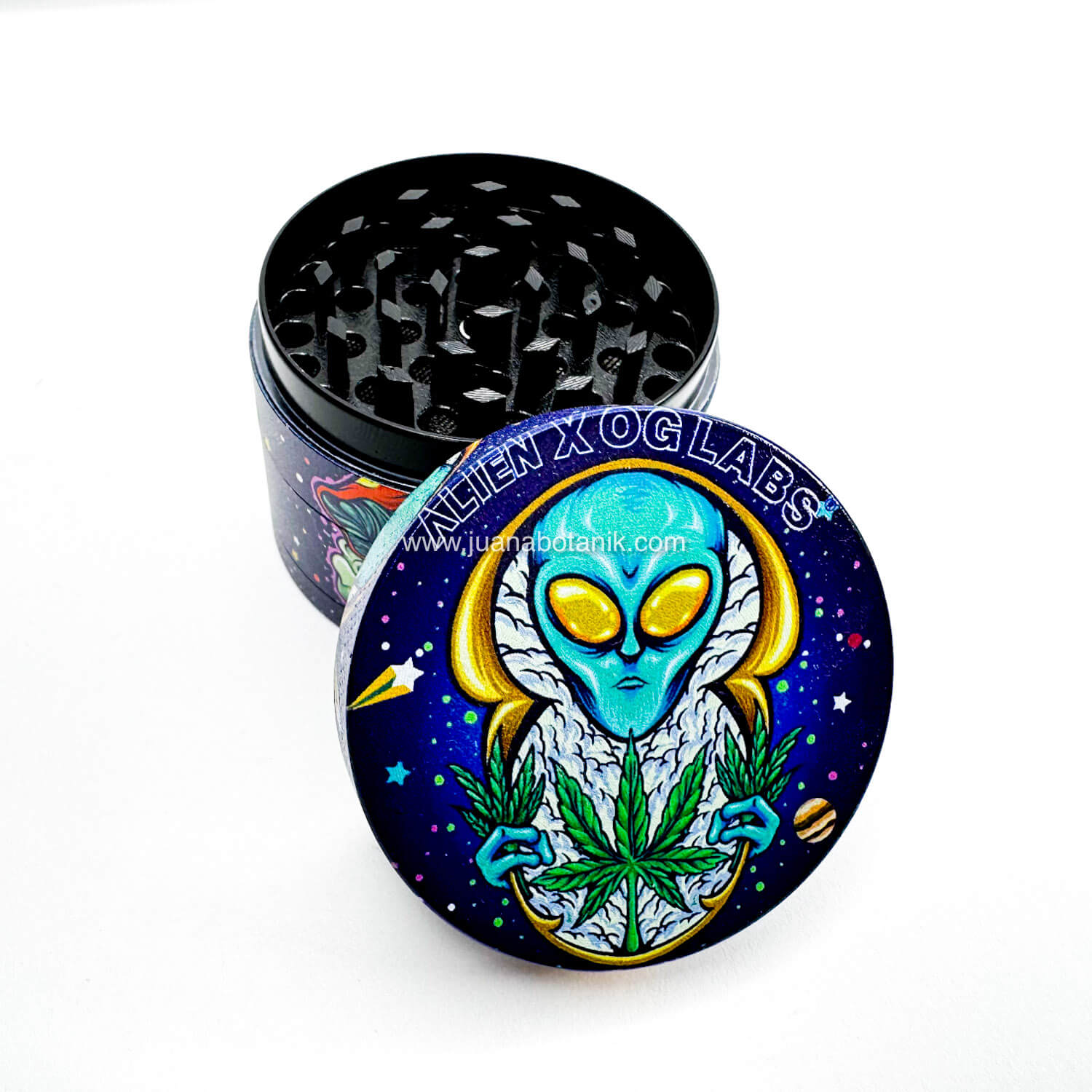 Grinder metálico 50mm diseño de alien con hojas en la mano